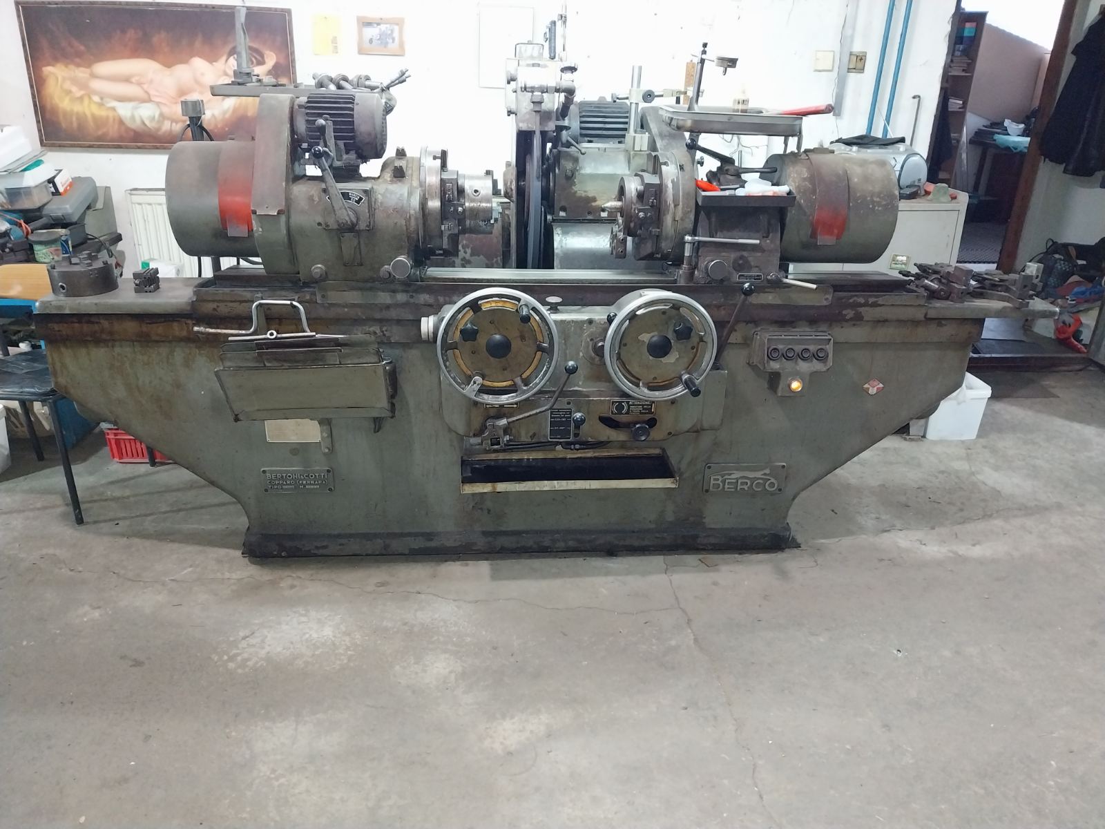 BERCO RTM 180 B is a professional crankshaft grinding machine designed for precise regrinding of main and connecting-rod journals during engine rebuilding. This used machine is in good working condition and comes with a complete outfit. Known for its robust construction and high precision, the RTM 180 B is suitable for workshops specializing in crankshaft reconditioning and engine repair.